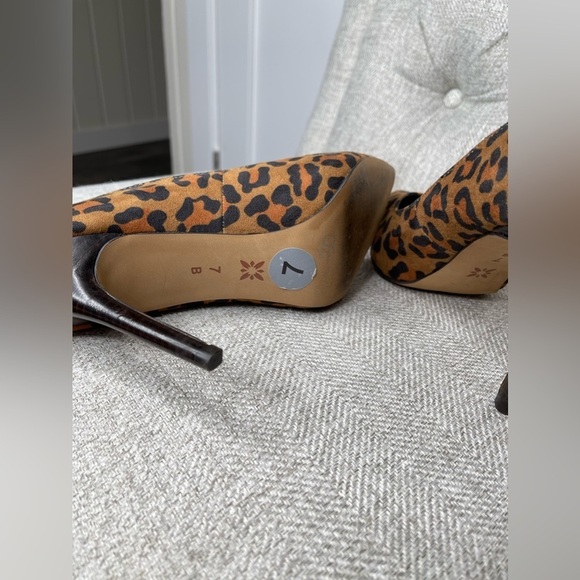 BCBG Women's Leopard Print Stiletto Heels Size 7 Point Toe Pumps - Picture 4 of 4
